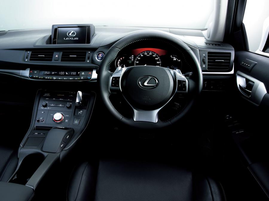  Lexus CT200h 2010 года  (JP) (фото 10 из 12)